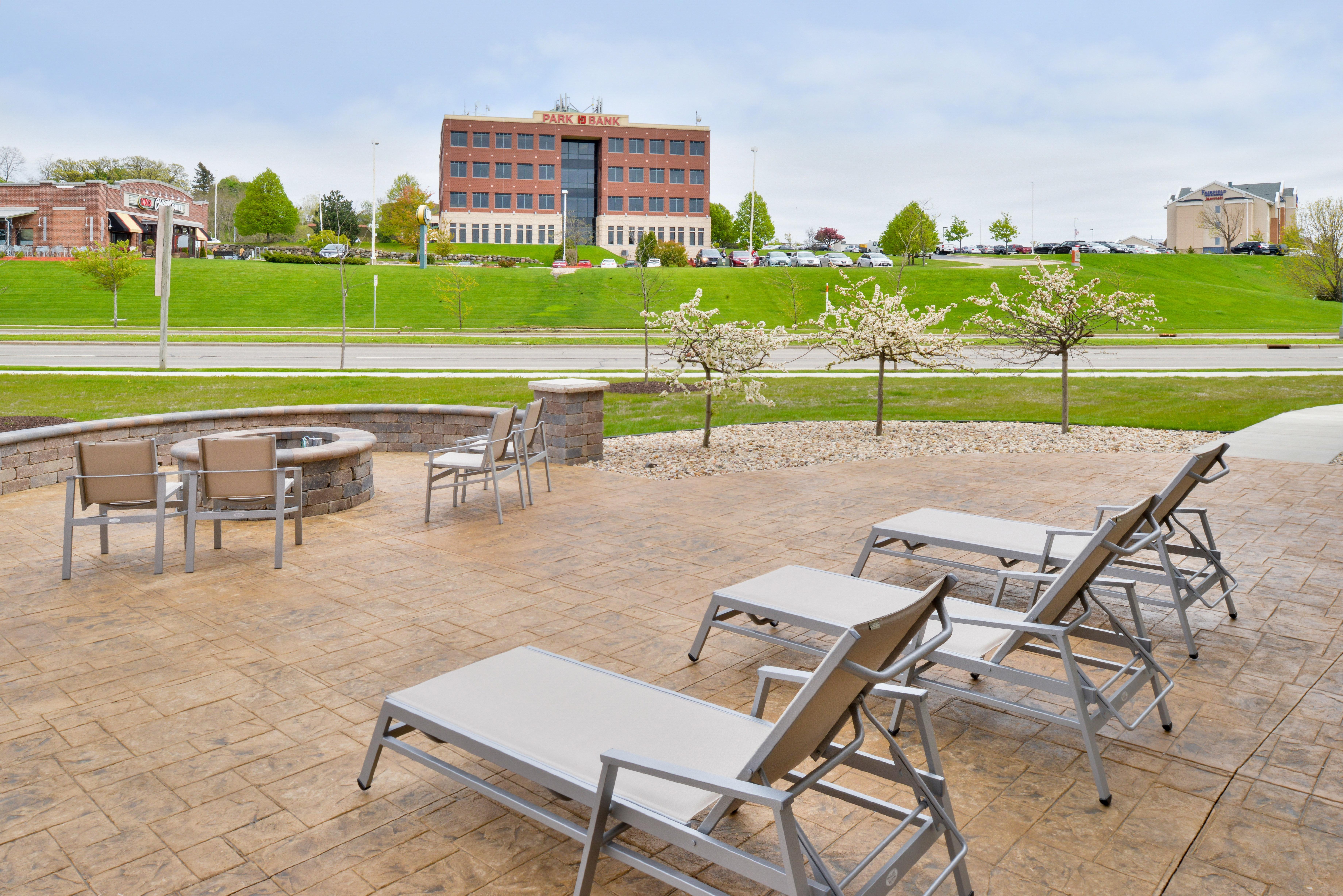 Holiday Inn Express&Suites Madison Exterior foto