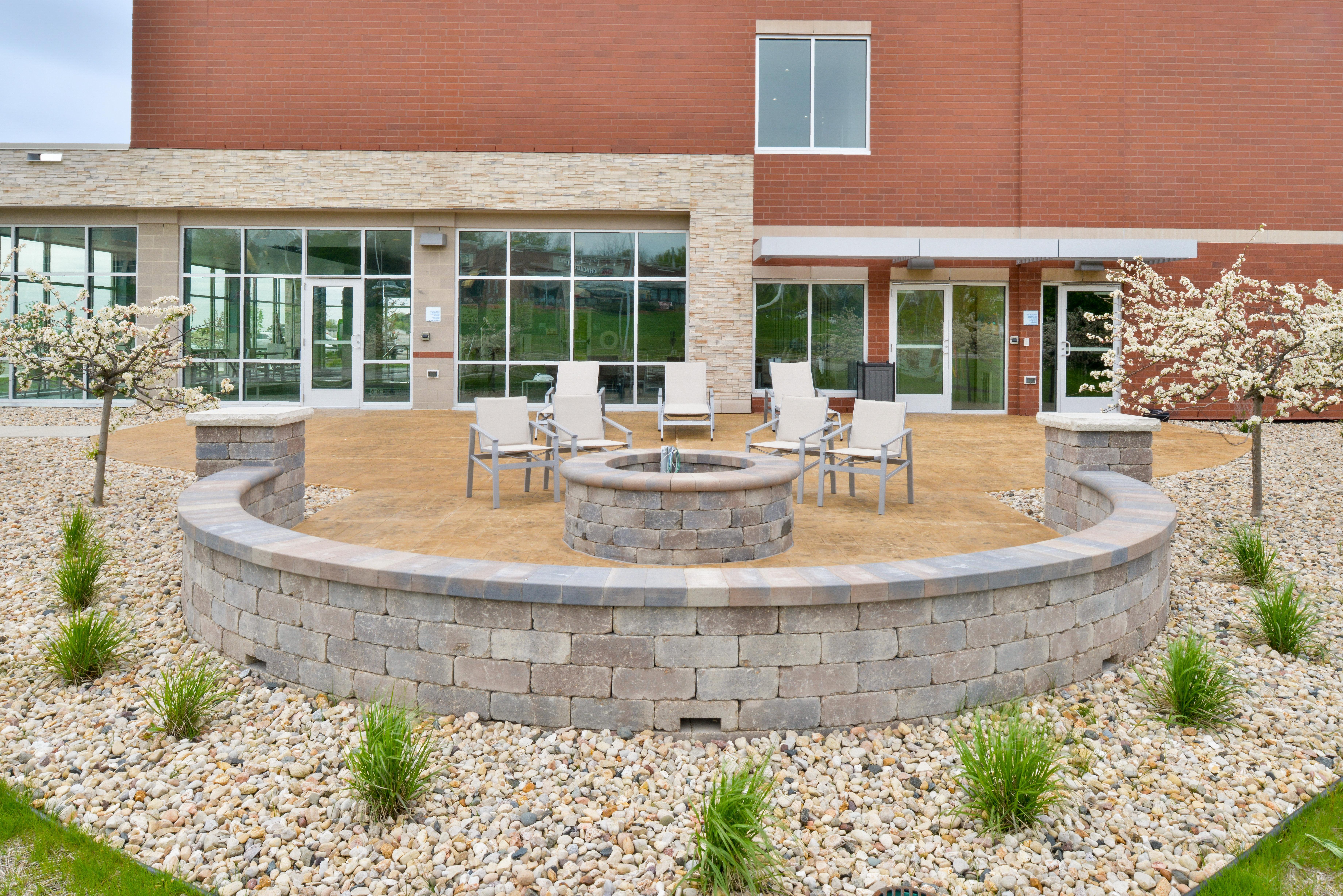 Holiday Inn Express&Suites Madison Exterior foto