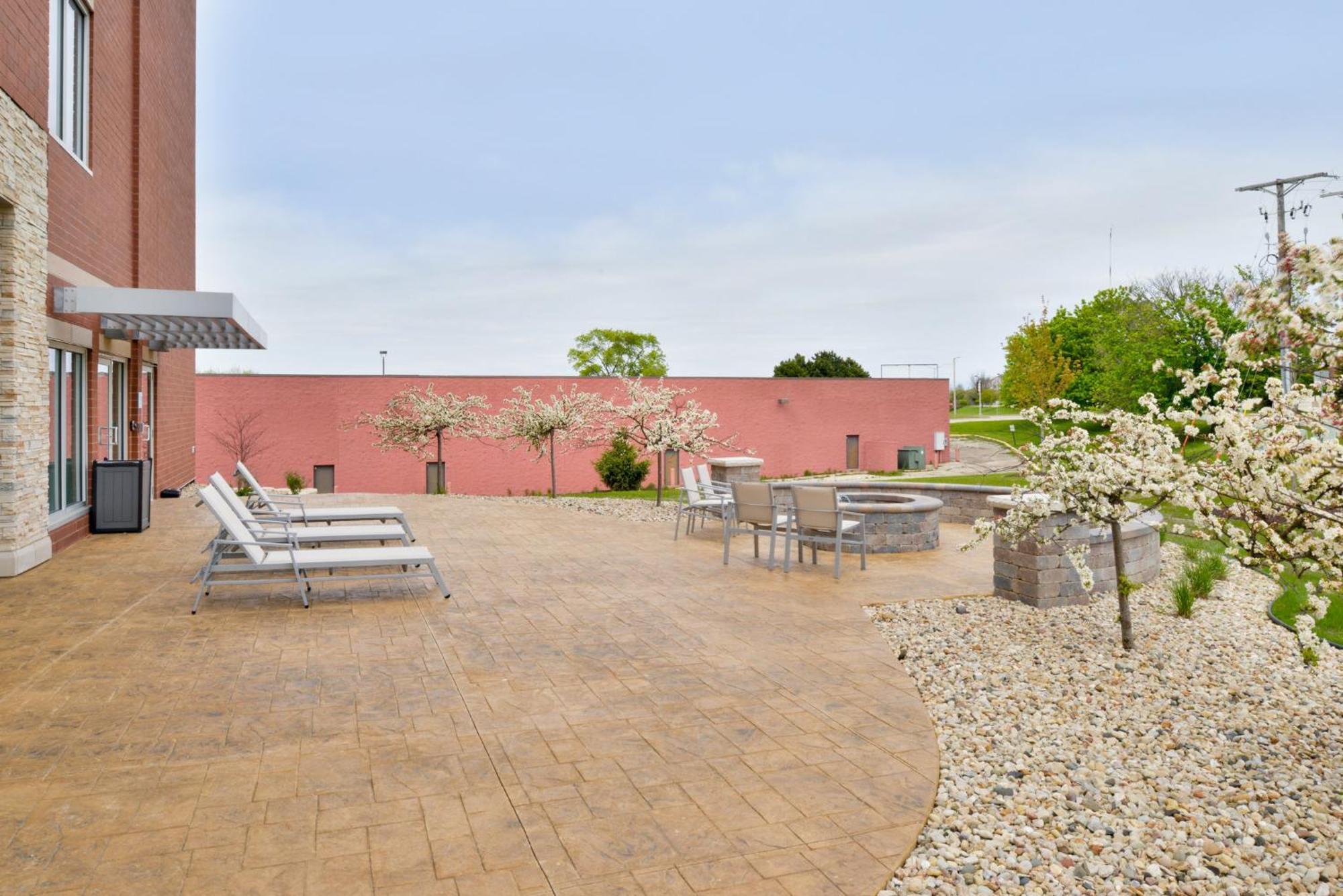 Holiday Inn Express&Suites Madison Exterior foto